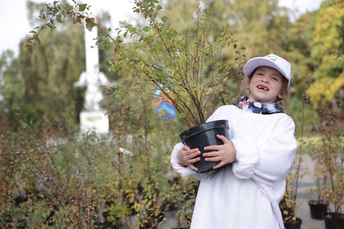На Юго-Востоке Москвы прошла акция по высадке 800 деревьев