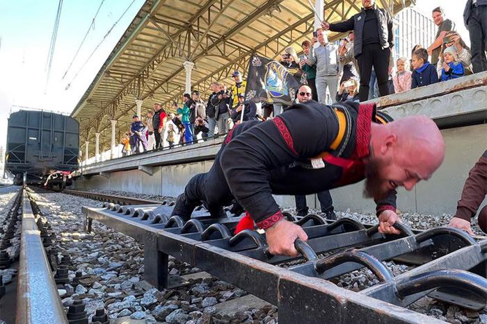 "Самые сильные люди живут в России": удивительный силач сдвинул поезд на мировой рекорд