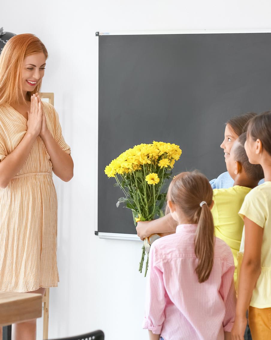 Что подарить на День Учителя: идеи со вкусом, с умом, с заботой