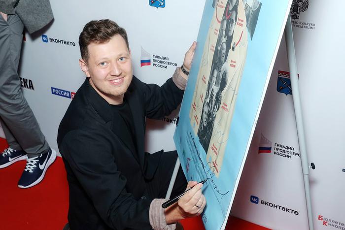 "Мы хотели отдать дань памяти Рогожкину": Станислав Светлов рассказал о съёмках "Особенностей национальной больницы"