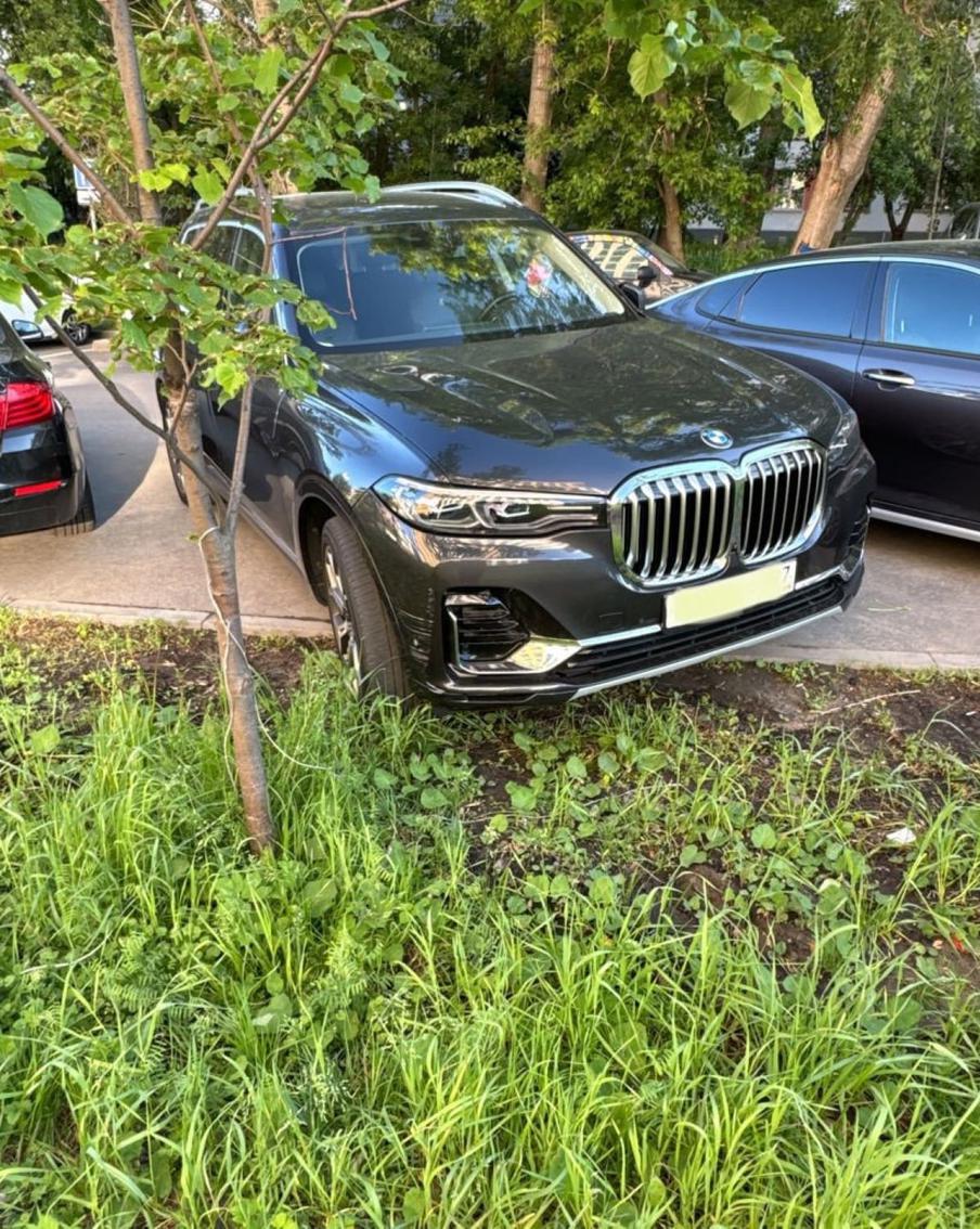 Инспекторы МАДИ зафиксировали 45 тысяч случаев парковки на газонах Москвы