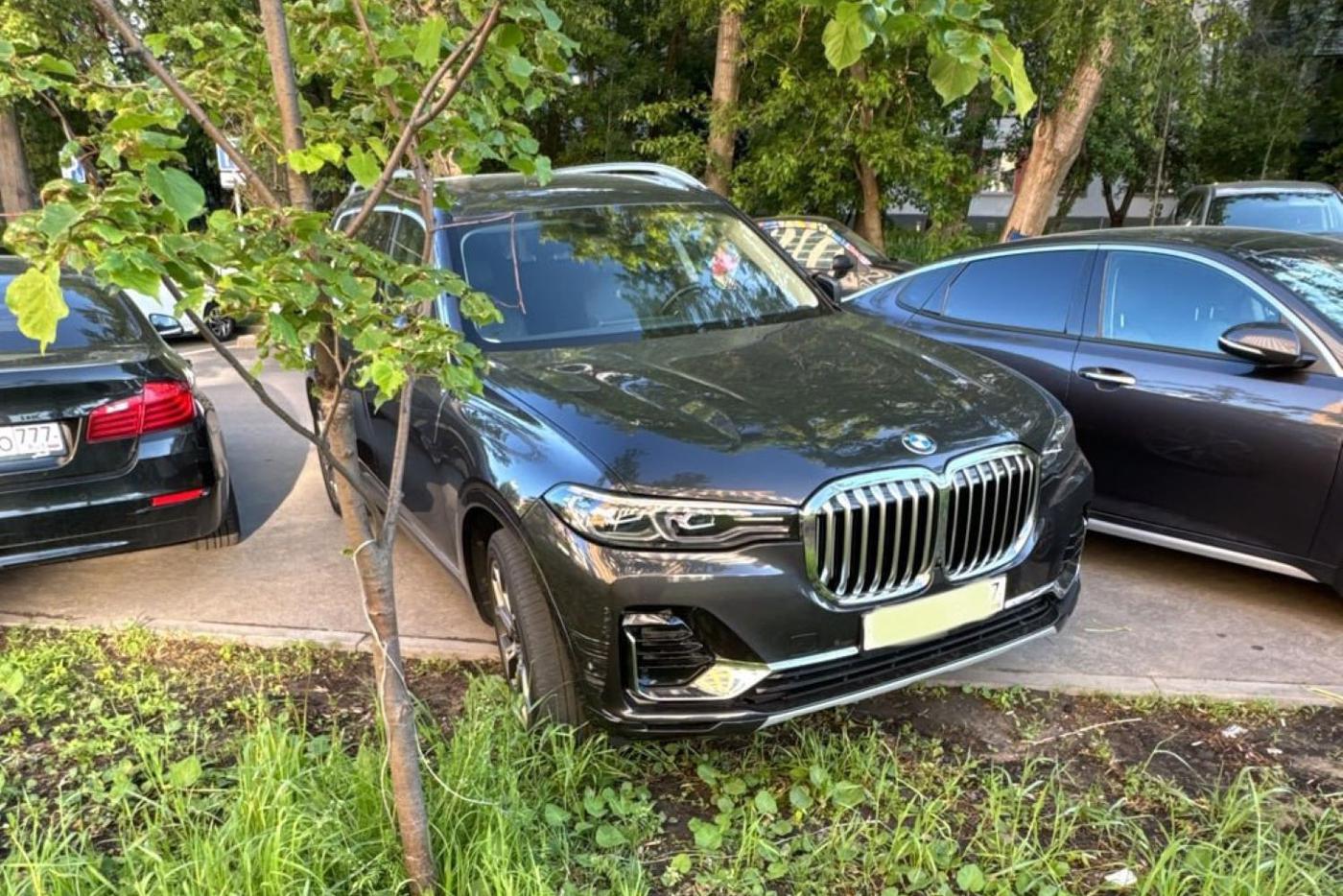 Инспекторы МАДИ зафиксировали 45 тысяч случаев парковки на газонах Москвы