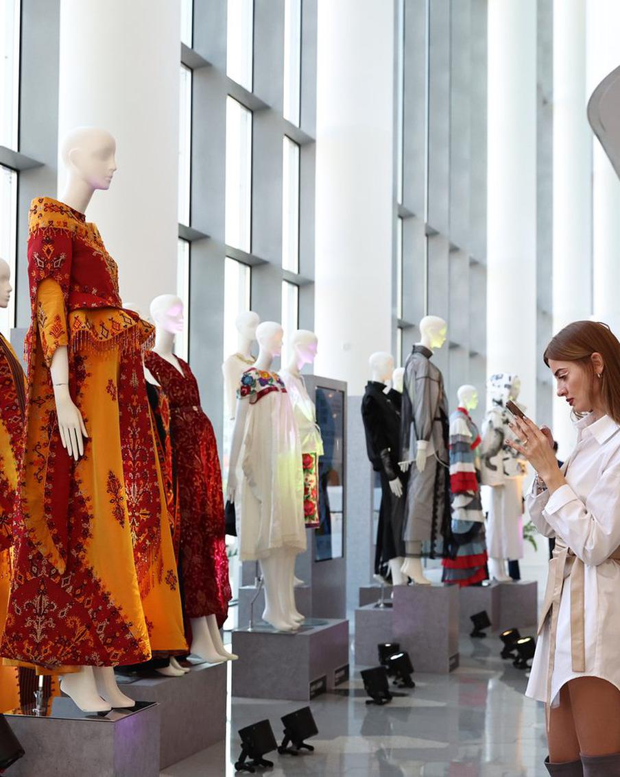 Как современную моду покорила искренность: дизайнеры стран Азии и Африки побывали в Москве