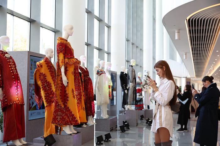 Как современную моду покорила искренность: дизайнеры стран Азии и Африки побывали в Москве