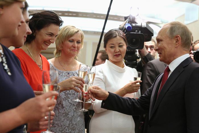 Путин призвал создавать условия для профессионального роста педагогов