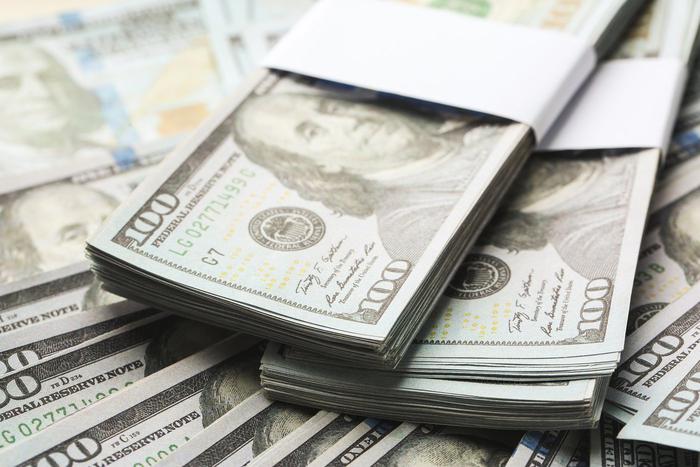 Чиновник на Украине лёг на кровать и погладил изъятые при обыске миллионы