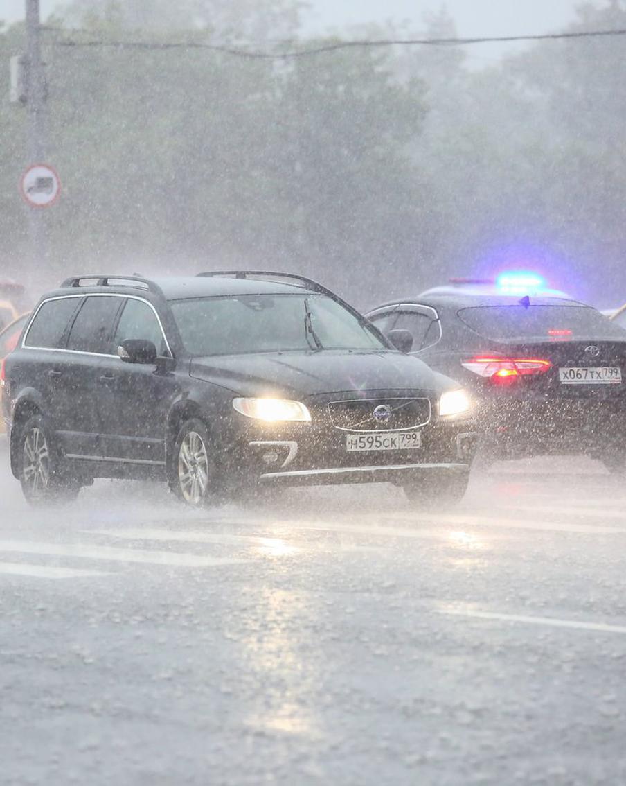 Жителей Москвы предупредили о сильных осадках с грозой, которые могут разразиться в столице сегодня ночью