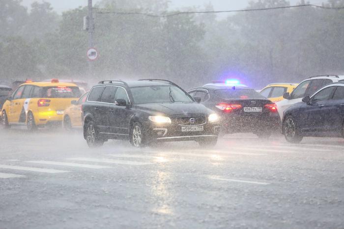 Жителей Москвы предупредили о сильных осадках с грозой, которые могут разразиться в столице сегодня ночью