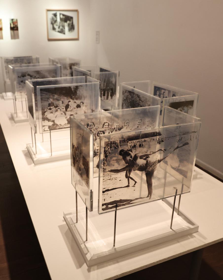 Фотограф устраивал перформансы ещё в 1980-х. И делал из бомжей буддистов и философов