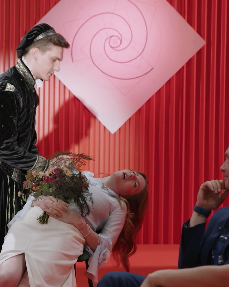 В новом ТВ-шоу "Чикули" красотки и ботаники пытаются духовно обогатить друг друга