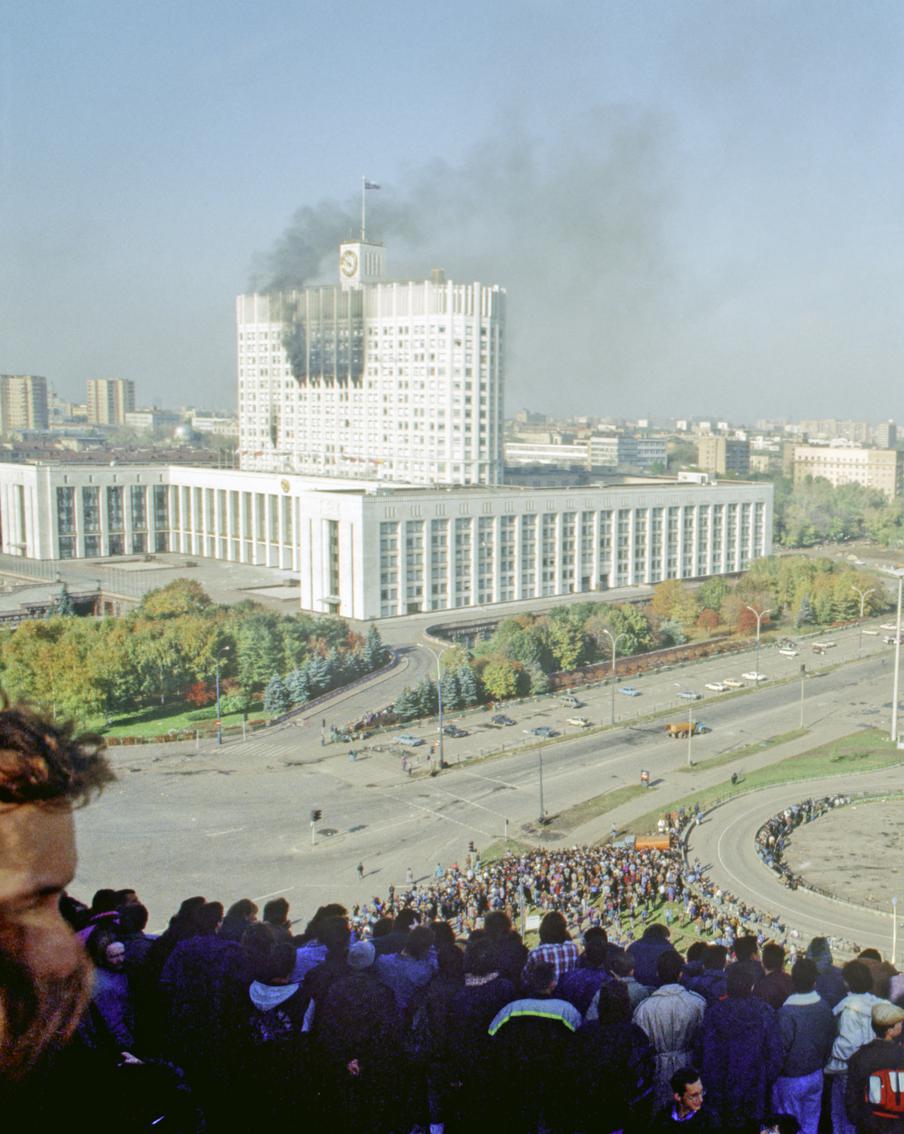 "Стоял плотный дым от выстрелов, я словно попал в ад": воспоминания очевидцев штурма Белого дома в 1993 году