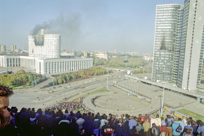"Стоял плотный дым от выстрелов, я словно попал в ад": воспоминания очевидцев штурма Белого дома в 1993 году