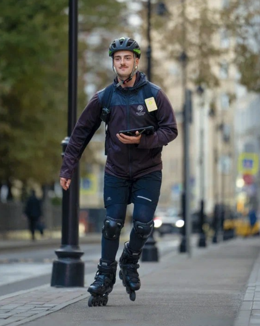 Чем занимаются маломобильные контролёры и контролёры-роллеры "Московского паркинга"