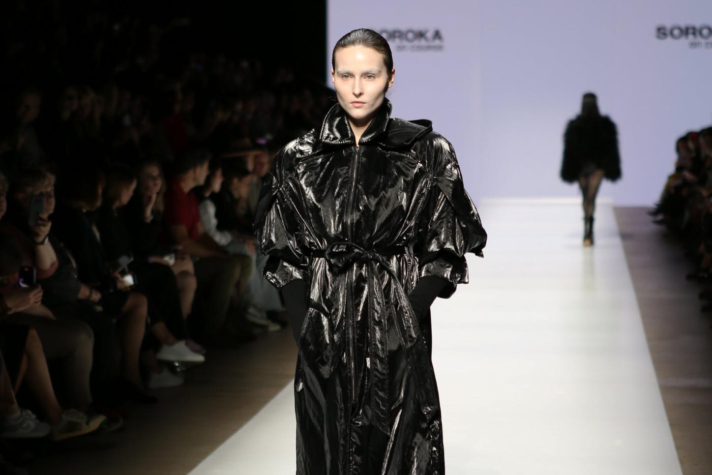 Строгая архитектура современного костюма на модном показе Soroka On Course