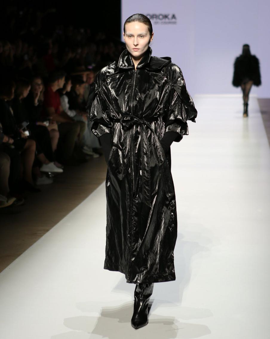 Строгая архитектура современного костюма на модном показе Soroka On Course