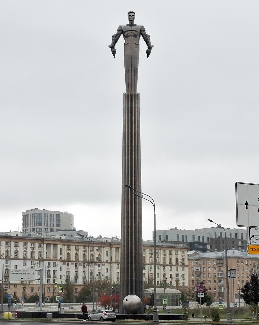 В Москве отреставрировали памятник Юрию Гагарину, расположенный на Ленинском проспекте