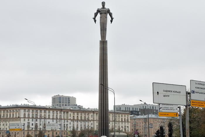 В Москве отреставрировали памятник Юрию Гагарину, расположенный на Ленинском проспекте