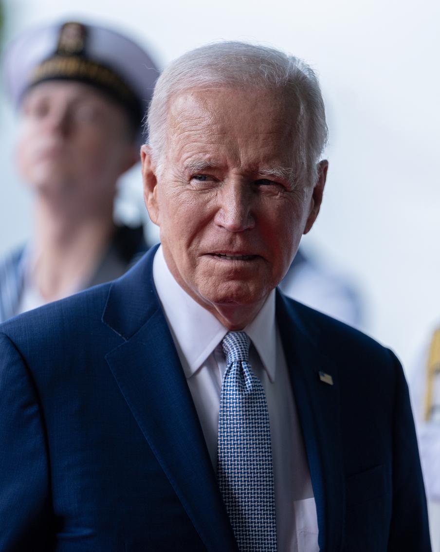 Байден не поедет на "Рамштайн" из-за урагана, Украину снова ждут в НАТО: хроника очередных событий украинского кризиса