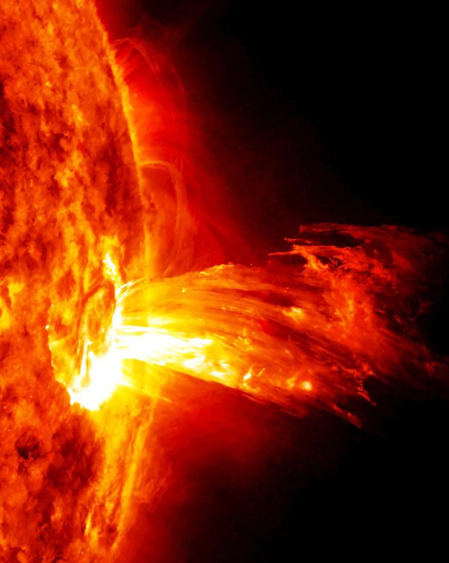 К Земле приближается огромное облако плазмы, выброшенное Солнцем