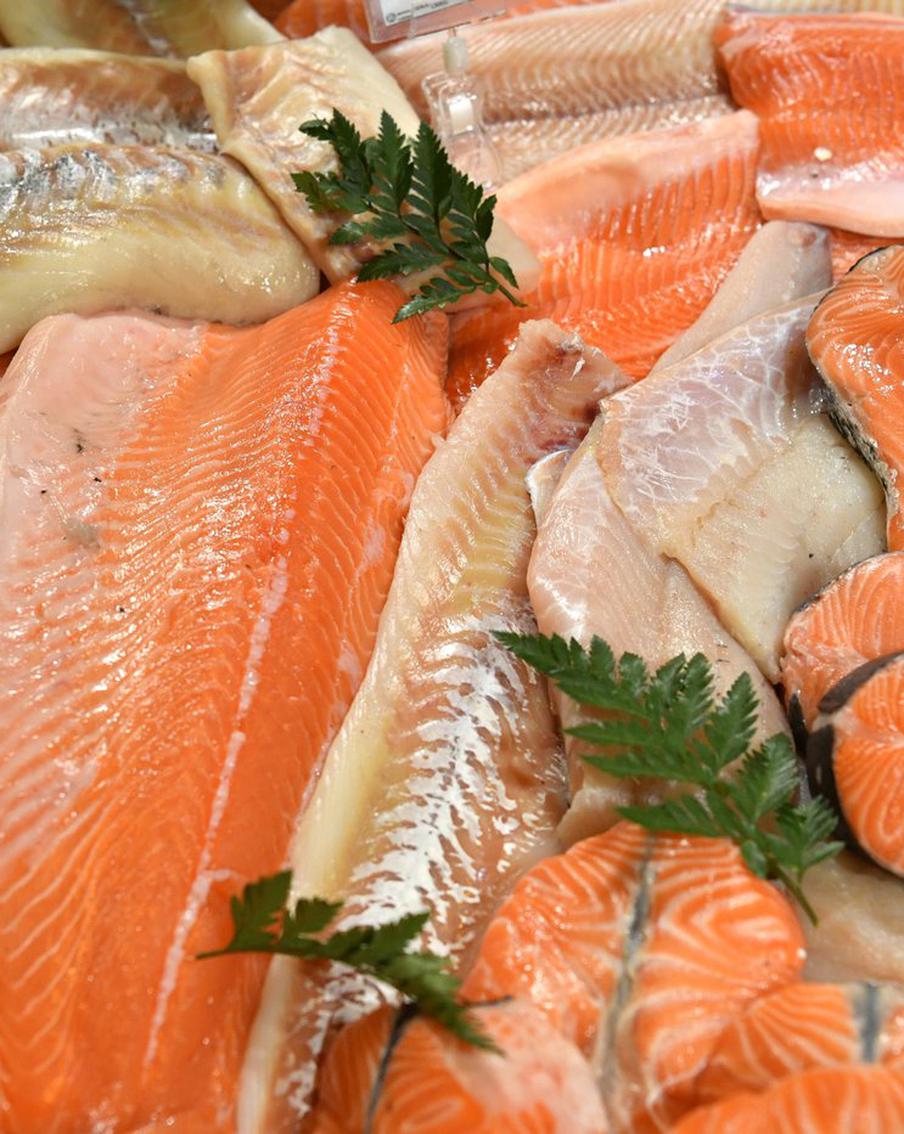 Названы три причины подорожания красной рыбы