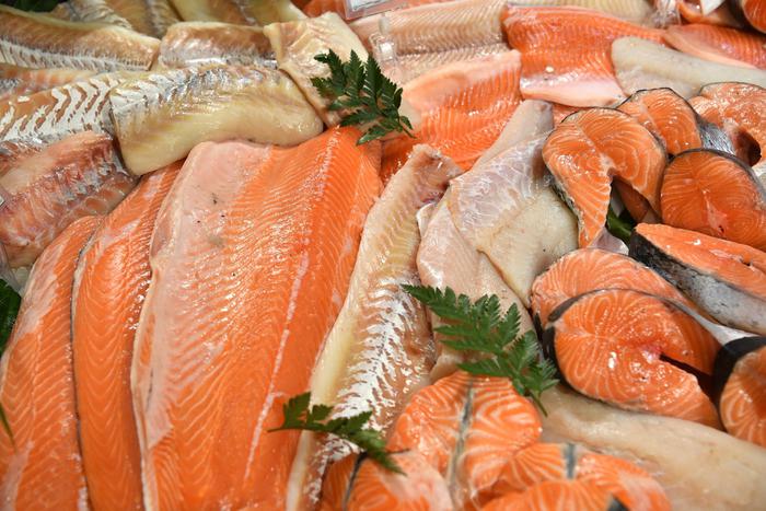 Названы три причины подорожания красной рыбы