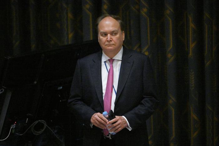 Владими Путин официально уволил посла России в США