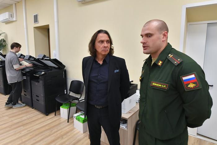 Артист Игорь Корнилов посетил Единый пункт отбора на военную службу в Москве и выступил перед его посетителями