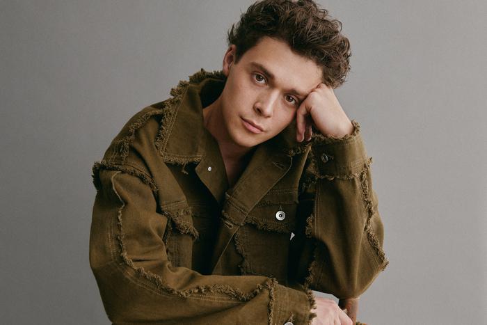 Актёр Влад Прохоров рассказал о своём перевоплощении в Сергея Жукова в фильме "Руки вверх!"