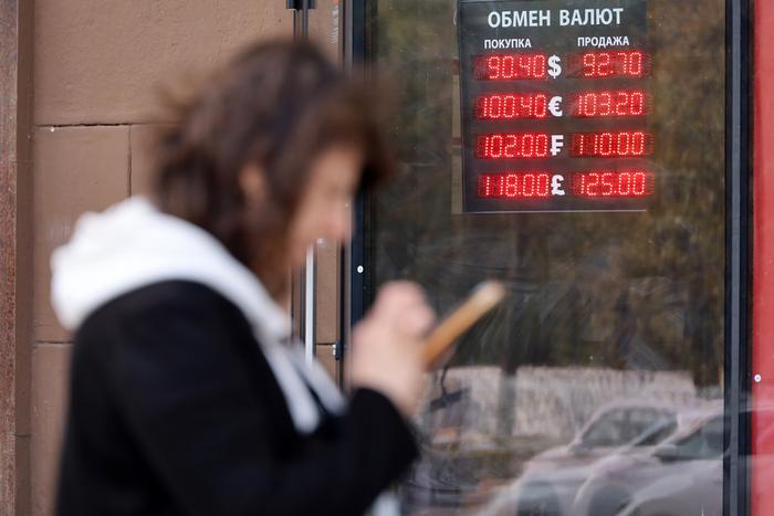 Копейка доллар бережёт: почему рубль заметно ослаб и на что взлетят цены