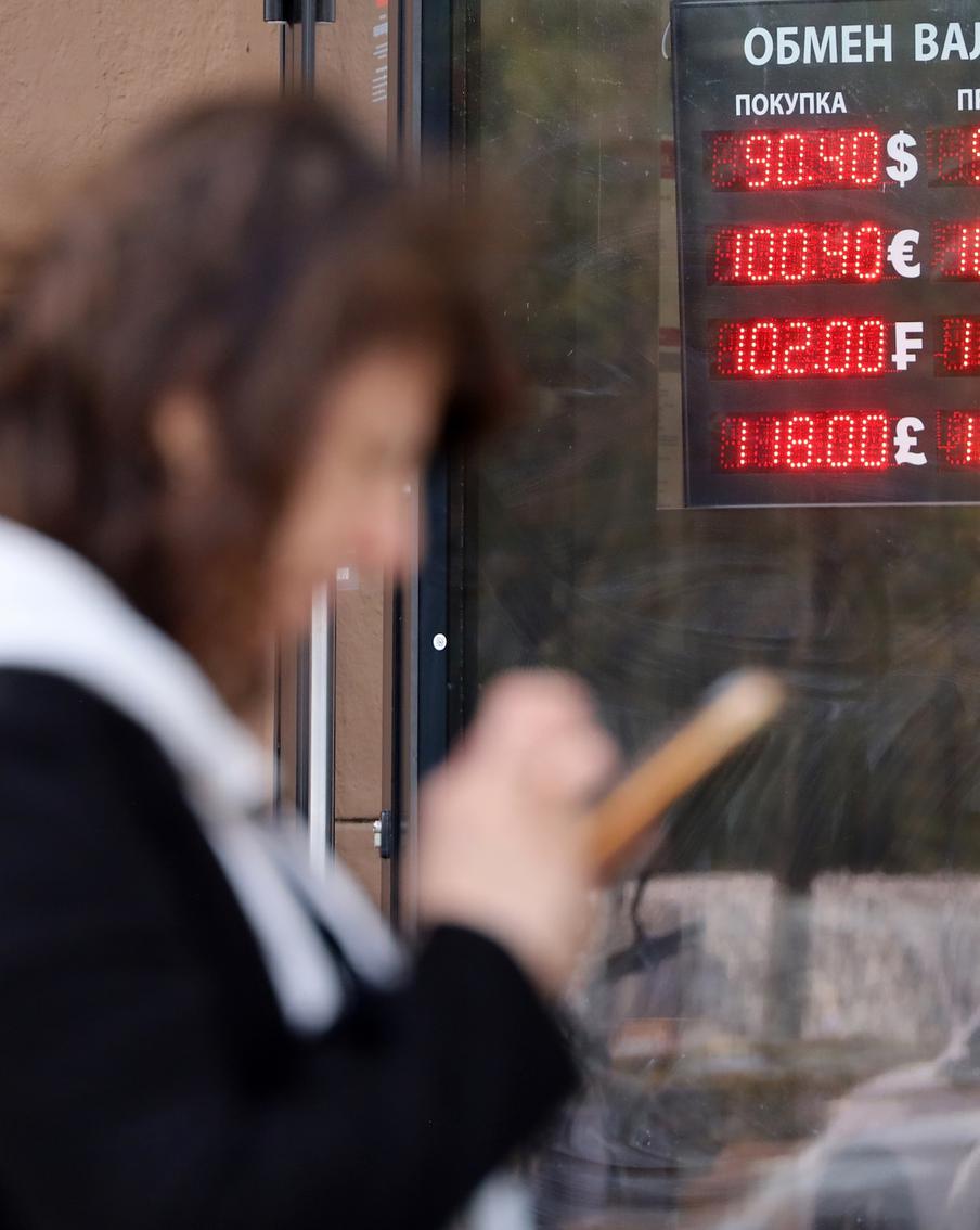 Копейка доллар бережёт: почему рубль заметно ослаб и на что взлетят цены