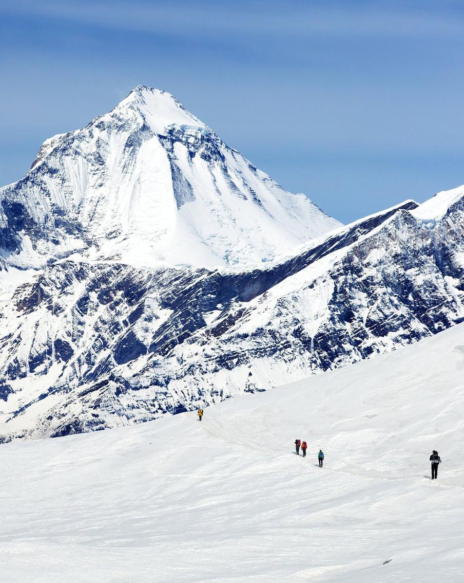 Вертолёт не смог вылететь за погибшими в Непале российскими альпинистами