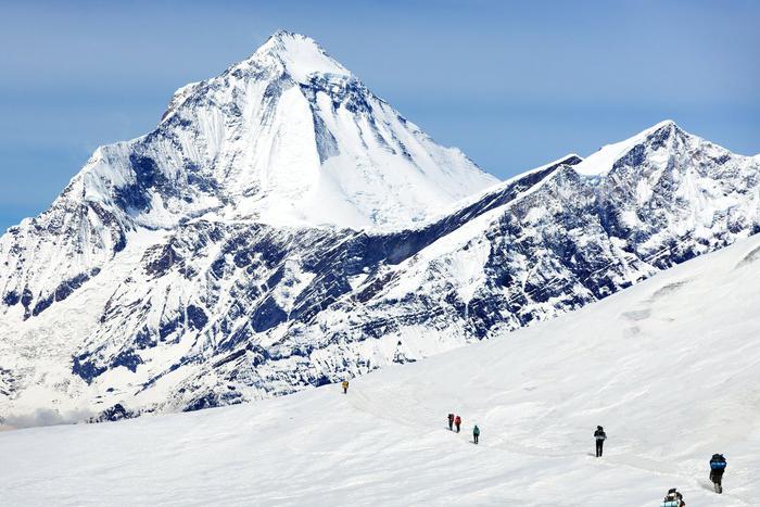 Вертолёт не смог вылететь за погибшими в Непале российскими альпинистами