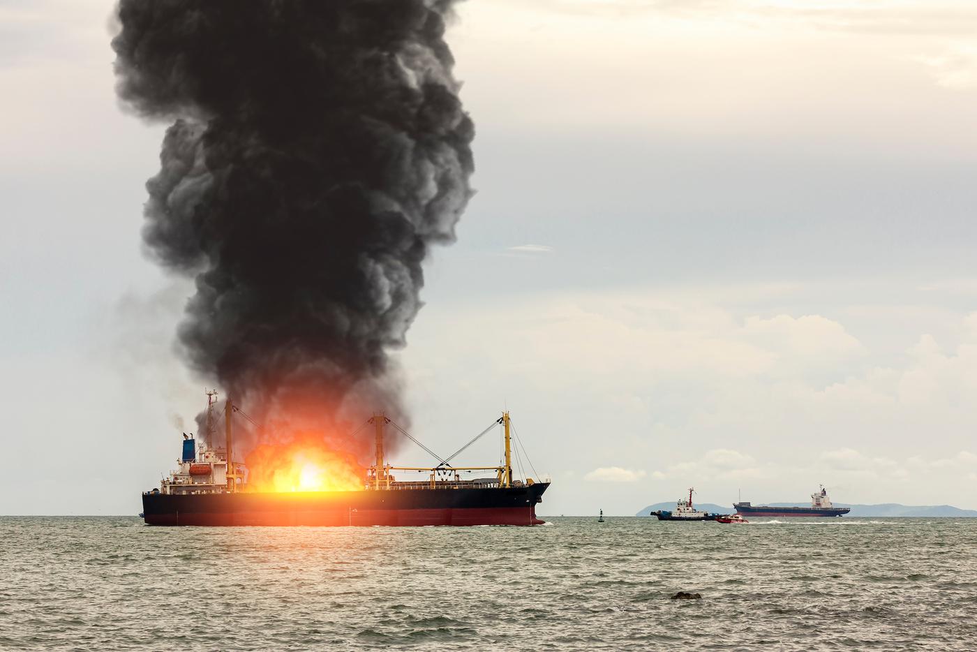 В Балтийском море воспламенился большой нефтяной танкер
