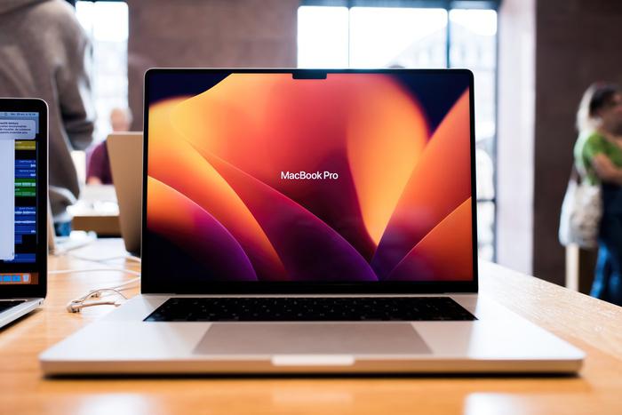 Эксперты рассказали, как российским блогерам удалось получить новые ноутбуки компании Apple до старта продаж