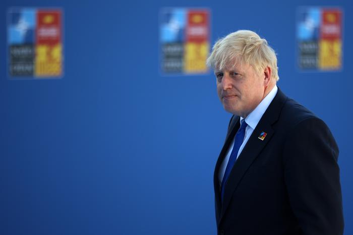 В своей биографии бывший премьер-министр Великобритании прокомментировал обвинения в срыве переговоров по Украине