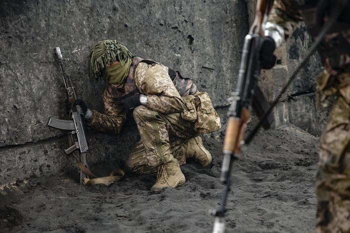 Украинские военные начали операцию по отводу своих подразделений из атакуемого Россией Торецка