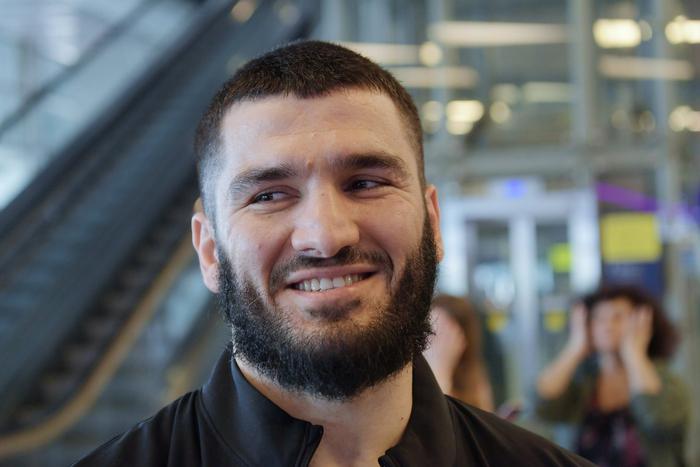 Российский боксёр Артур Бетербиев стал чемпионом мира, одолев в бою соотечественника Дмитрия Бивола