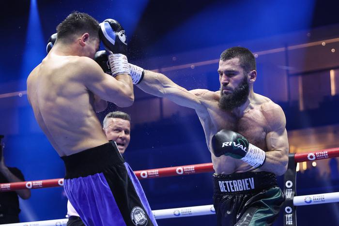 Артём Дзюба и Костя Цзю раскритиковали решение судей по итогам боя Бетербиев – Бивол