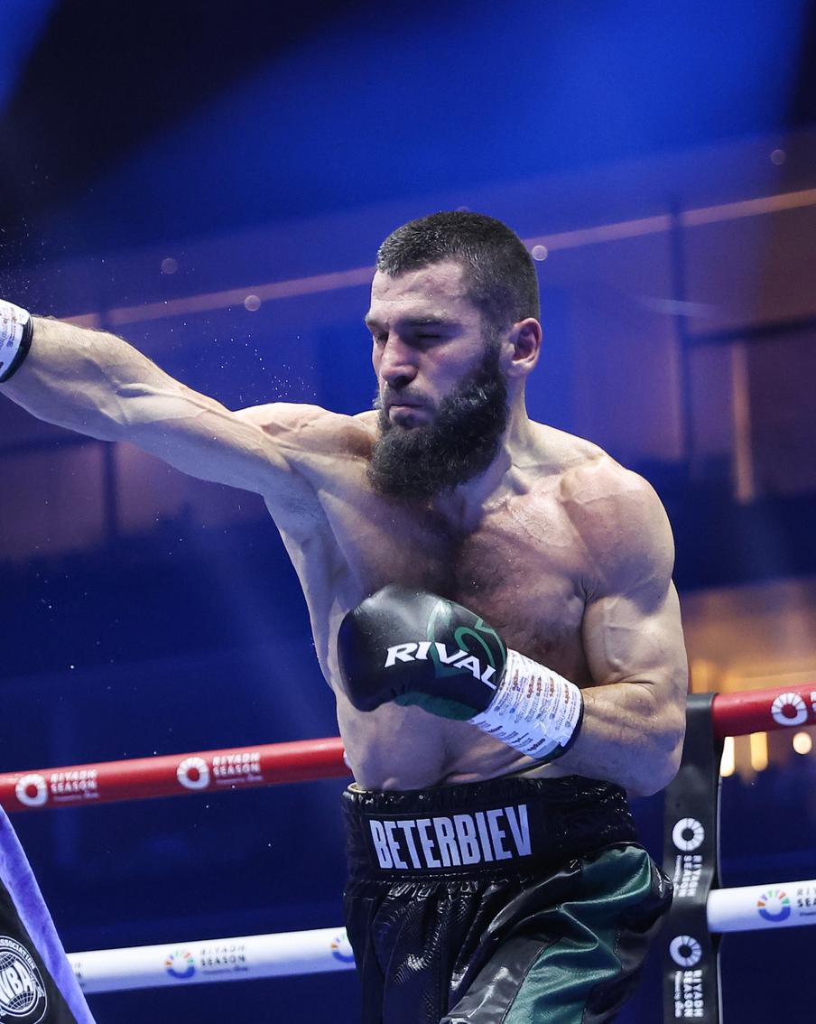 Артём Дзюба и Костя Цзю раскритиковали решение судей по итогам боя Бетербиев – Бивол