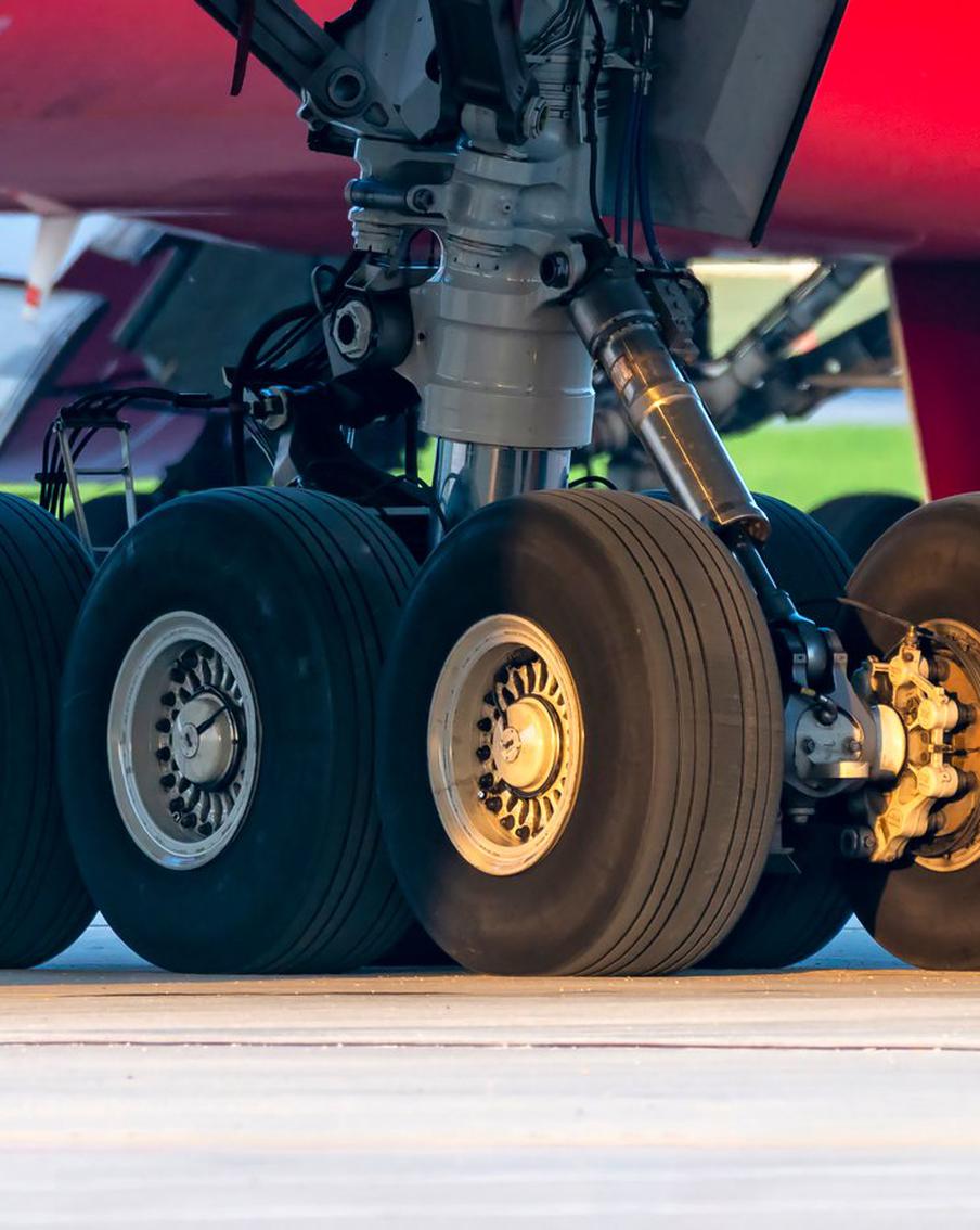 Boeing 777 не долетел до Москвы из-за дебошира. Лётчик рассказал, как действует экипаж в таких случаях