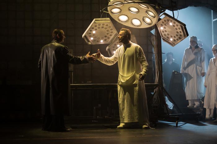 Константин Райкин отпускает грехи: "Сатирикон" выпустил премьеру "Как Фауст ослеп"