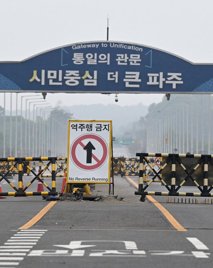 КНДР взорвала со своей стороны участки дорог, соединяющих две Кореи