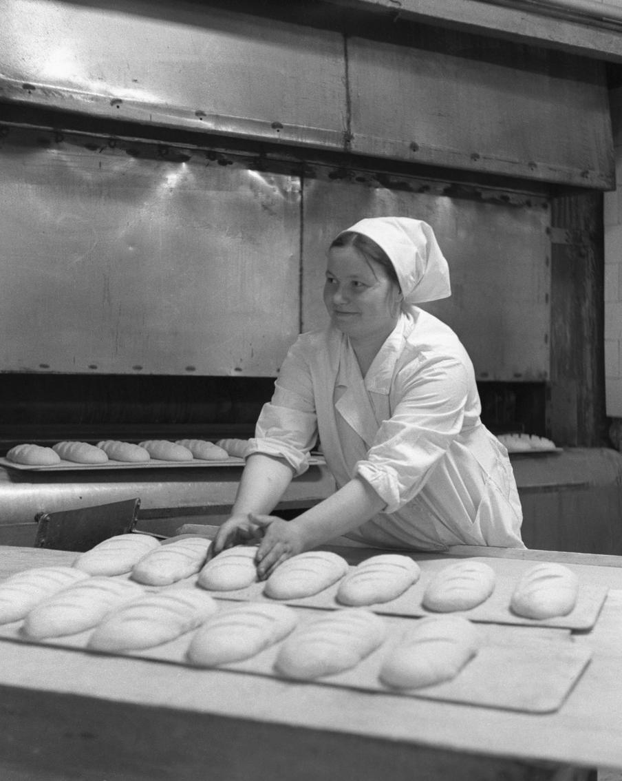 В Москве пекли самые большие калачи и булочки с изюмом