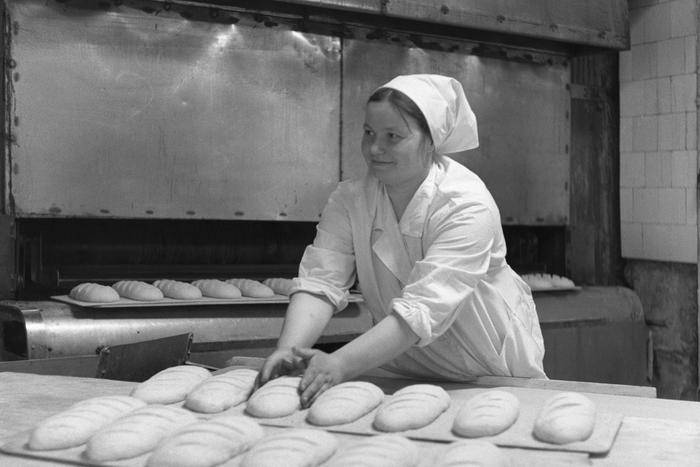 В Москве пекли самые большие калачи и булочки с изюмом