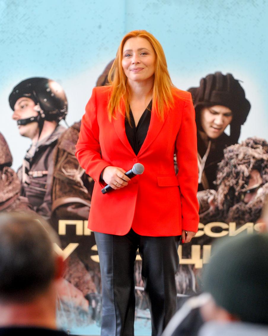 Певица Анастасия Спиридонова посетила Единый пункт отбора на военную службу в Москве