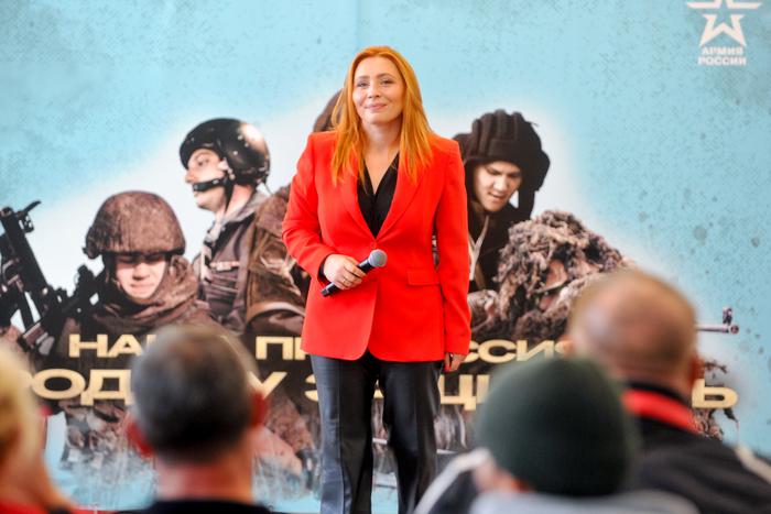 Певица Анастасия Спиридонова посетила Единый пункт отбора на военную службу в Москве