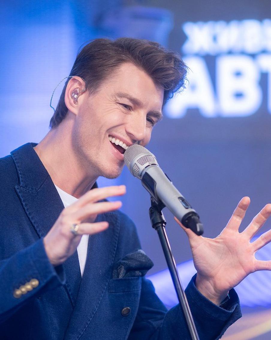 Новогодний фильм, новый альбом и дуэт с Лещенко: чем сейчас занимается Алексей Воробьёв