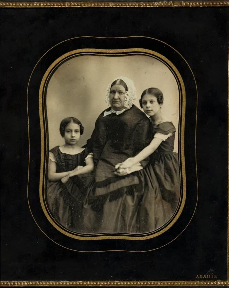 Портрет С.А. Исленьевой, матери Софьи Толстой, с маленькой Соней (младшая) и сестрой Лизой (старшая). 1853 год, Москва.