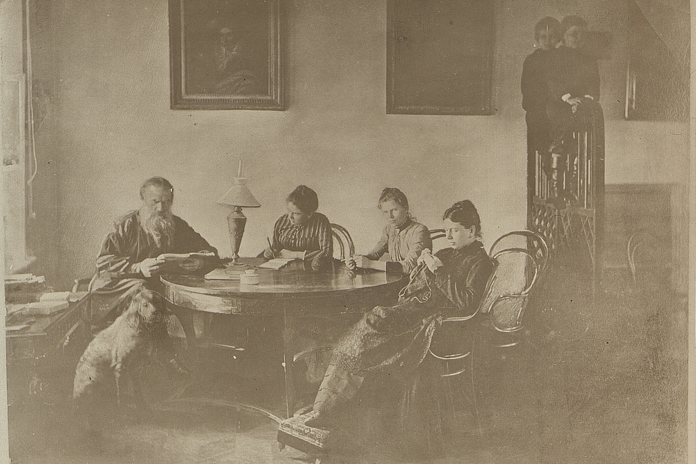 Лев Толстой в кругу семьи в гостиной яснополянского дома. 1887 год.