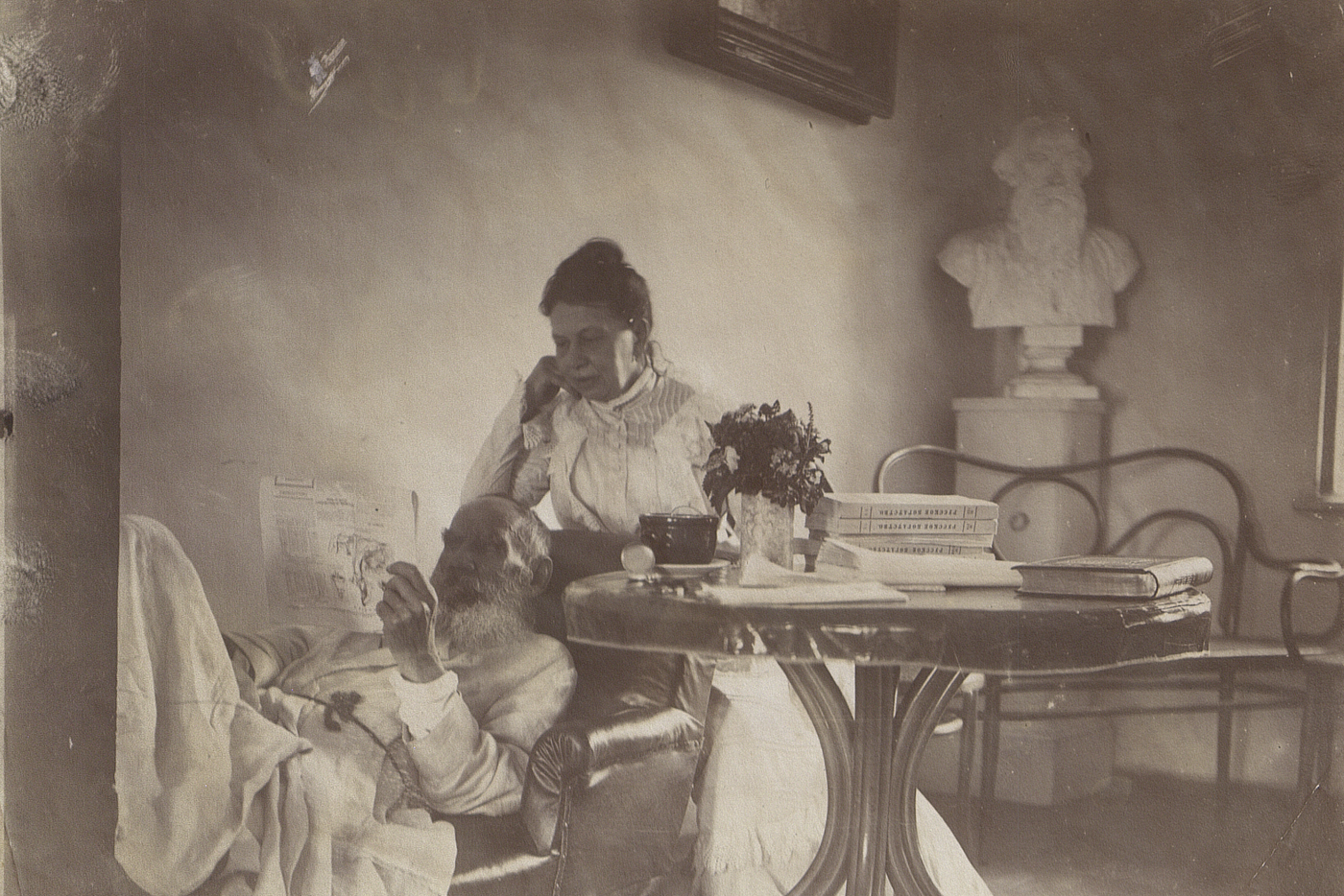 Толстые в зале дома 1901 год.